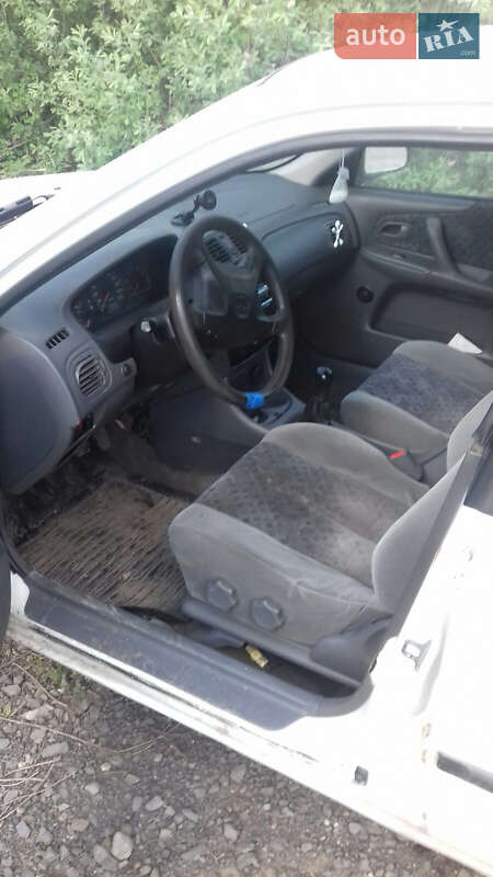 Хэтчбек Mazda 323 1998 в Хусте