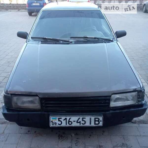 Седан Mazda 323 1985 в Черновцах