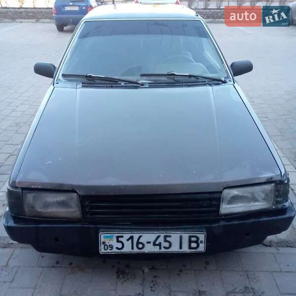 Седан Mazda 323 1985 в Черновцах