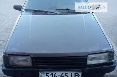 Седан Mazda 323 1985 в Черновцах
