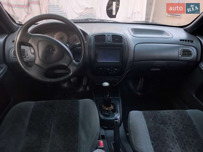 Седан Mazda 323 1998 в Болграде