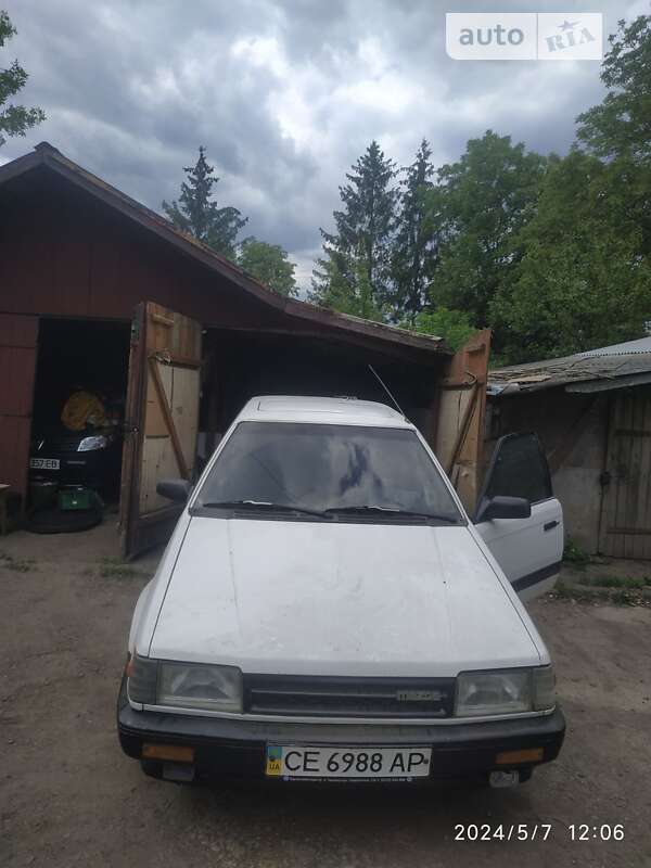 Седан Mazda 323 1986 в Черновцах