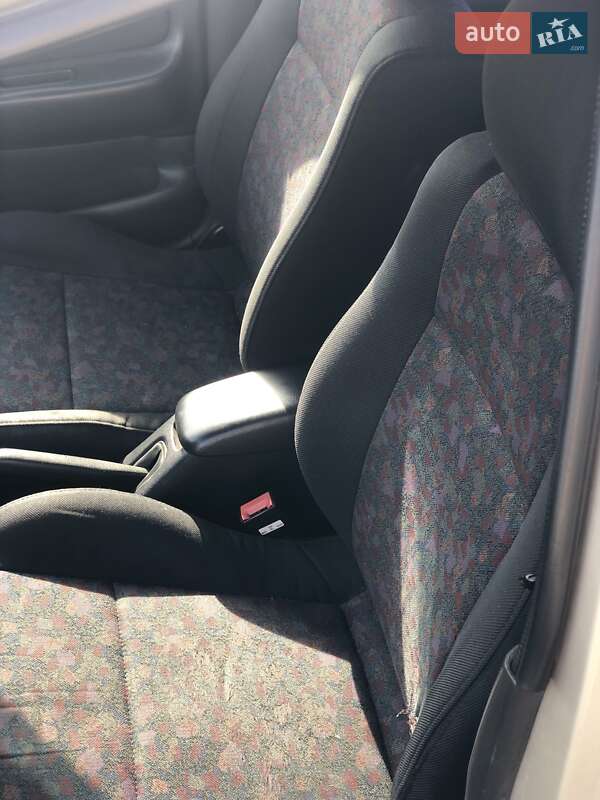 Седан Mazda 323 1998 в Житомирі