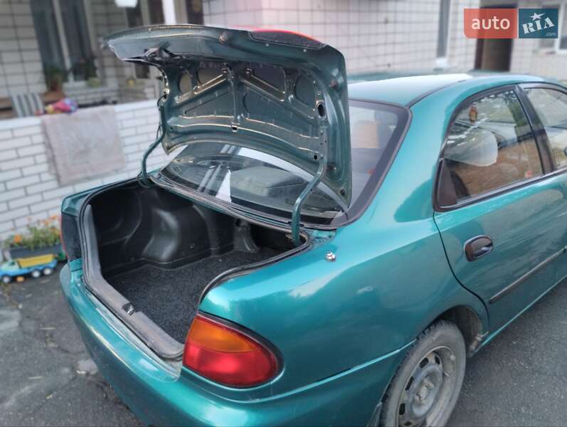 Седан Mazda 323 1996 в Калиновке