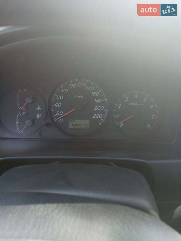 Седан Mazda 323 2001 в Черновцах