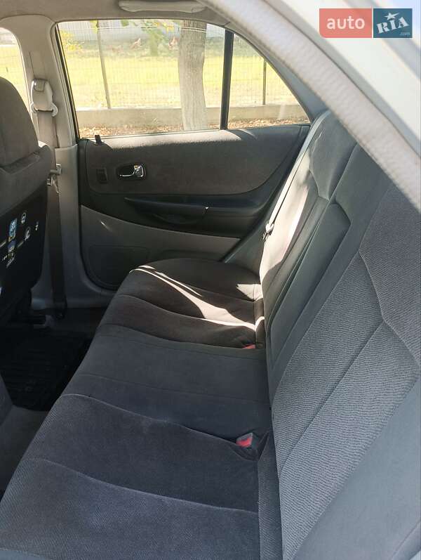 Седан Mazda 323 2001 в Черновцах