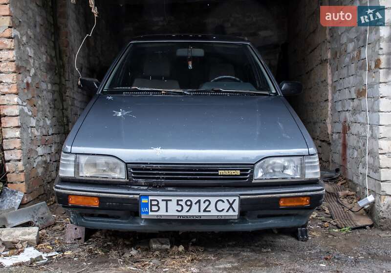 Седан Mazda 323 1988 в Херсоні