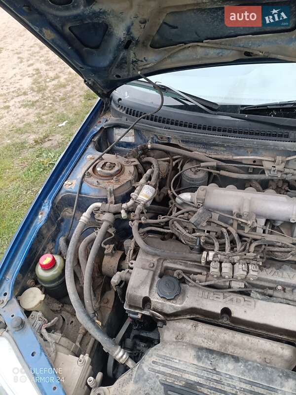 Хэтчбек Mazda 323 2000 в Рудки