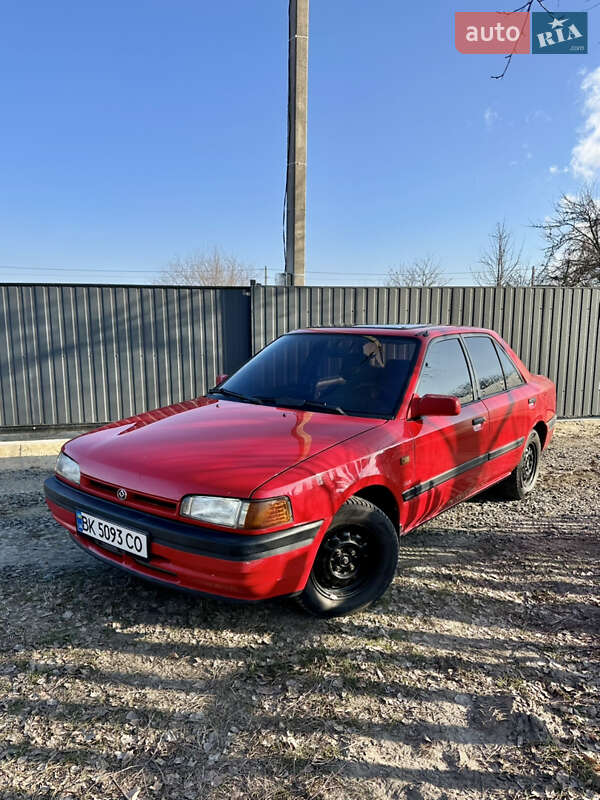 Седан Mazda 323 1992 в Вараші