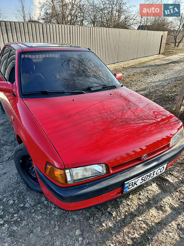Седан Mazda 323 1992 в Вараші