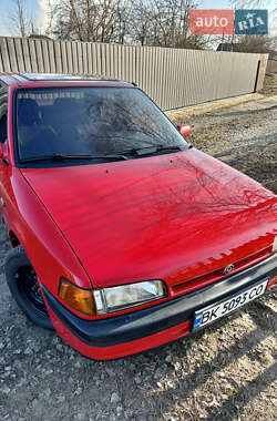 Седан Mazda 323 1992 в Вараше