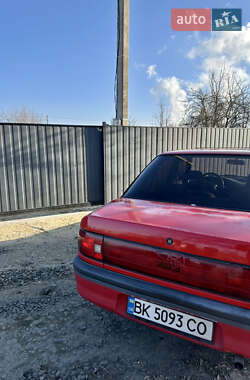 Седан Mazda 323 1992 в Вараше