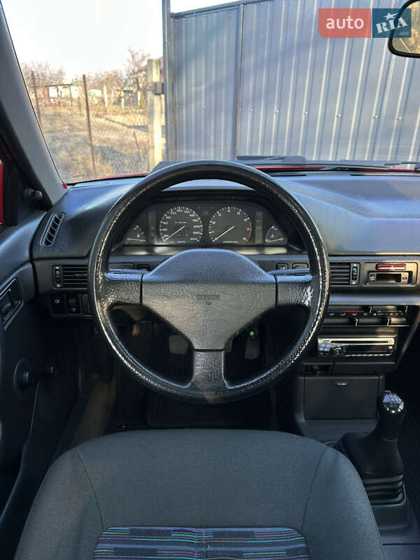 Седан Mazda 323 1992 в Вараші