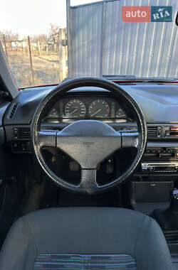 Седан Mazda 323 1992 в Вараше