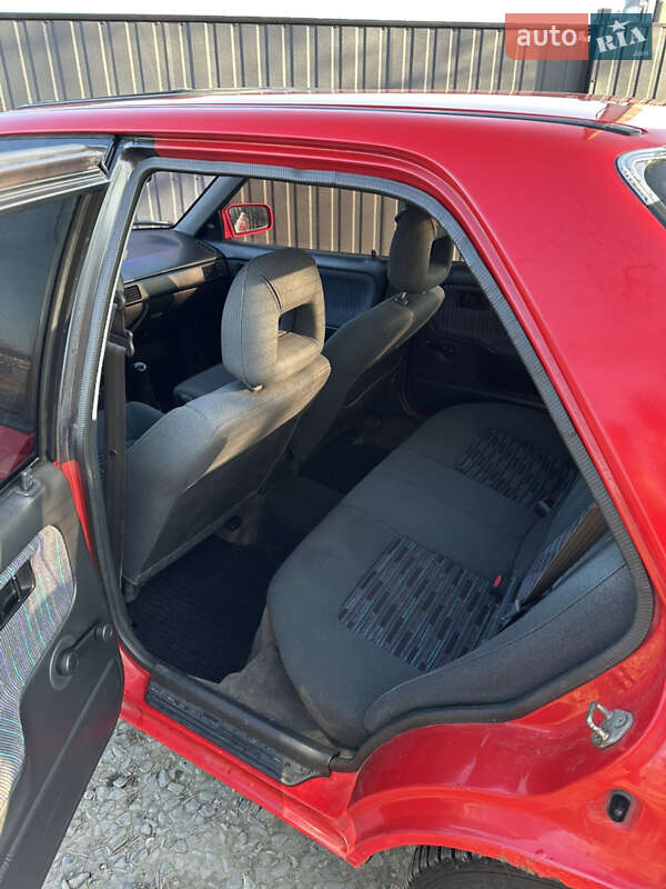 Седан Mazda 323 1992 в Вараші