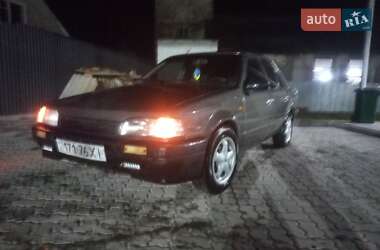 Седан Mazda 323 1989 в 