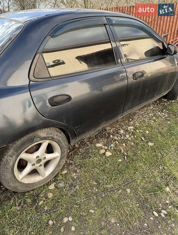 Седан Mazda 323 1995 в Чернівцях