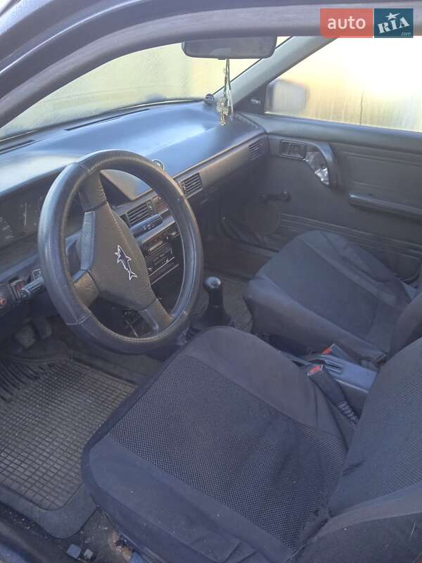 Седан Mazda 323 1990 в Білій Церкві