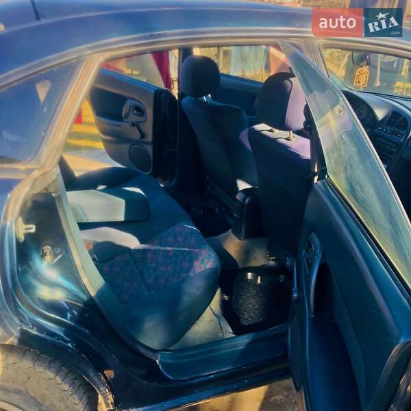 Хэтчбек Mazda 323 1994 в Новоселице