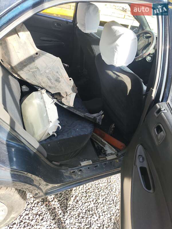 Седан Mazda 323 1996 в Запоріжжі