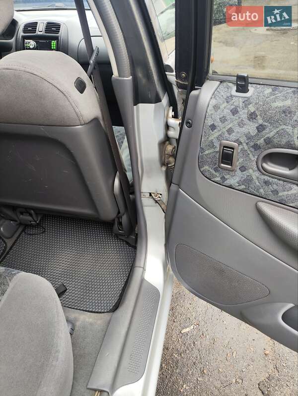 Хэтчбек Mazda 323 1998 в Светловодске