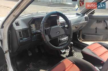 Седан Mazda 323 1989 в 