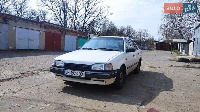 Седан Mazda 323 1989 в 