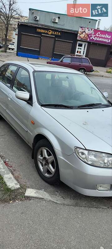 Хэтчбек Mazda 323 2003 в 
