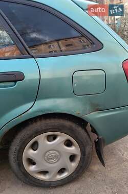 Хетчбек Mazda 323 2002 в 