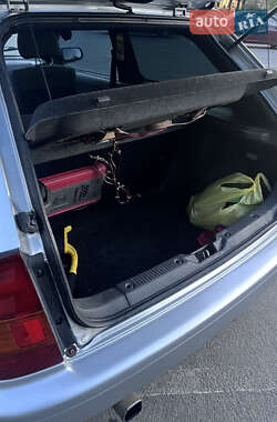 Хэтчбек Mazda 323 1998 в 