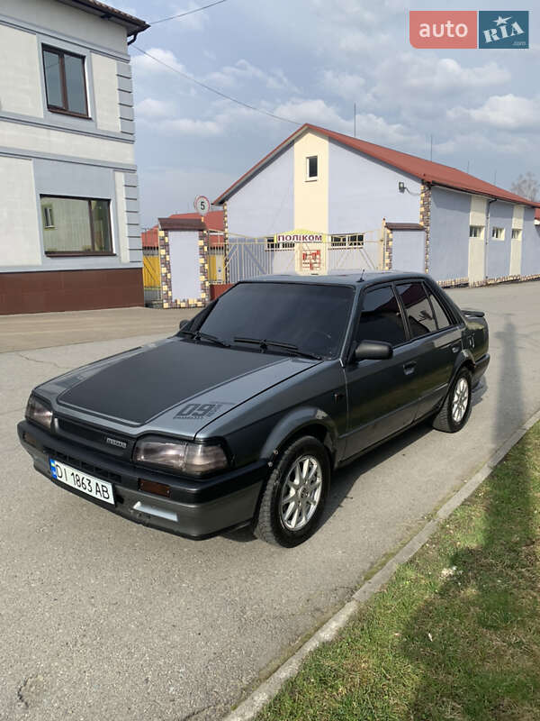 Седан Mazda 323 1986 в 