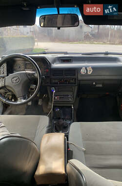 Седан Mazda 323 1986 в 