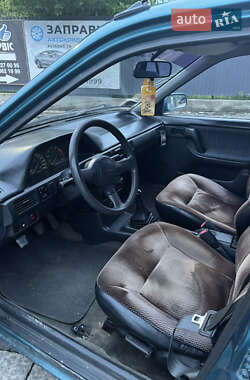 Седан Mazda 323 1995 в 