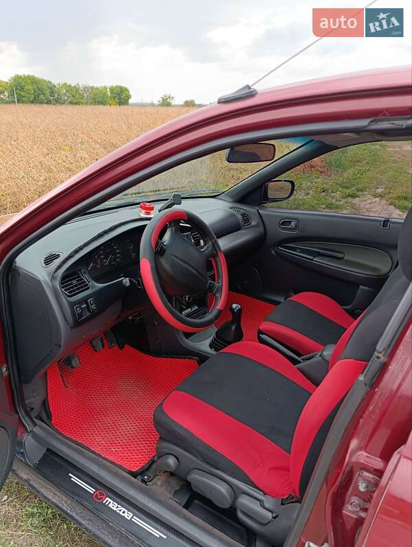 Седан Mazda 323 1996 в Ровно