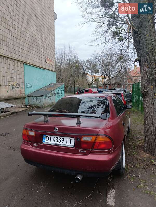 Седан Mazda 323 1996 в Ровно