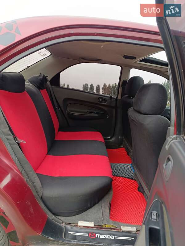 Седан Mazda 323 1996 в Ровно