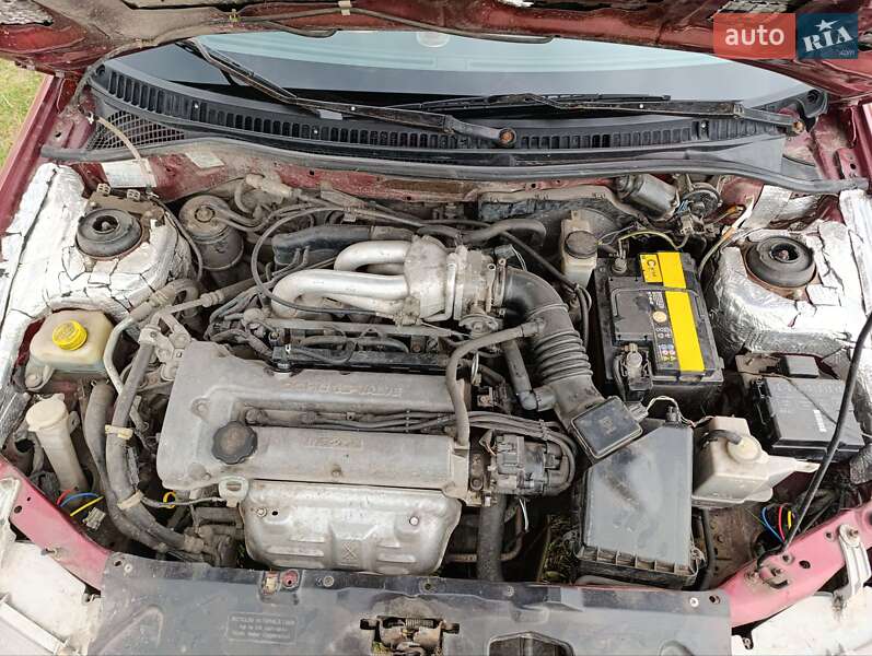 Седан Mazda 323 1996 в Ровно