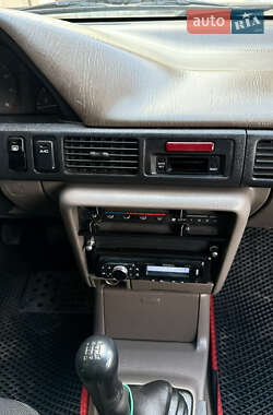 Седан Mazda 323 1995 в 