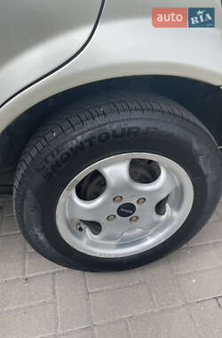 Седан Mazda 323 1998 в 