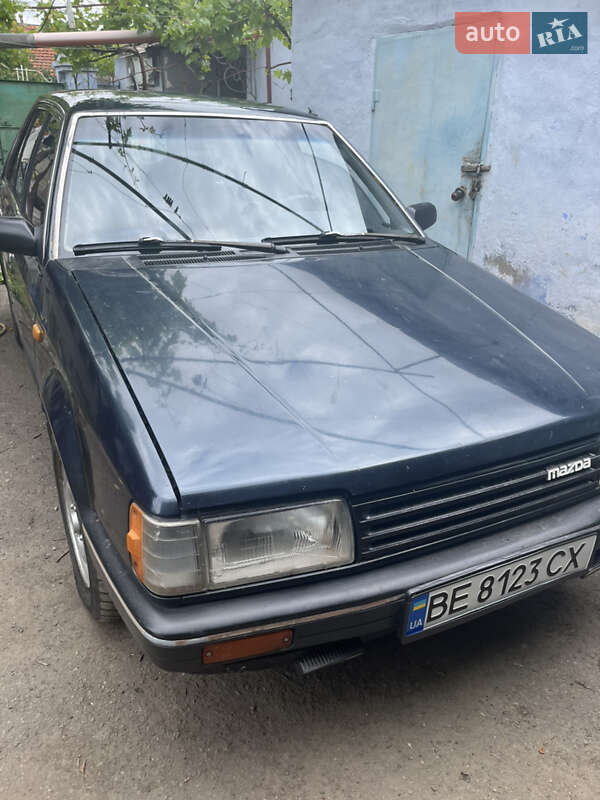 Седан Mazda 323 1986 в 