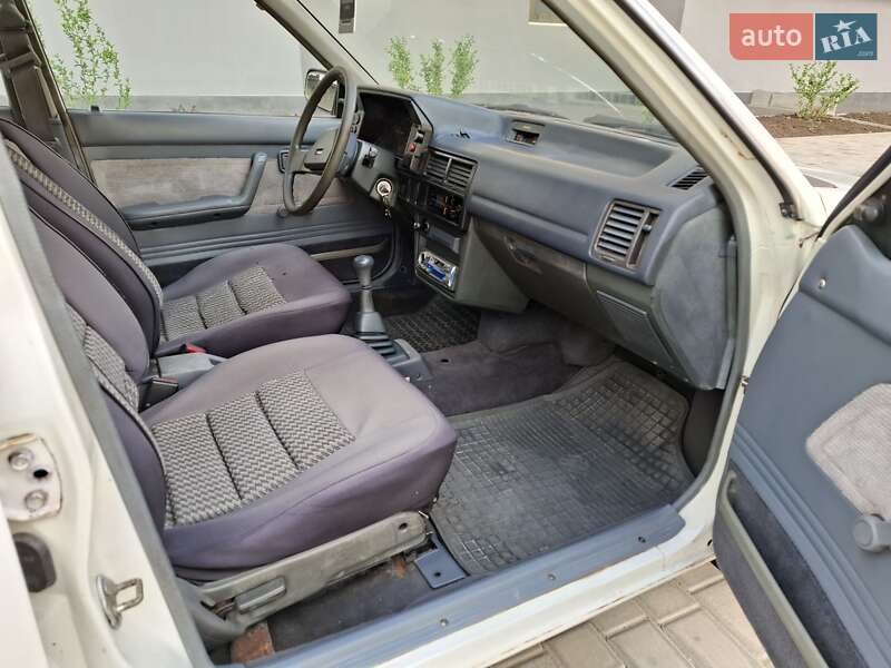 Универсал Mazda 323 1987 в Одессе