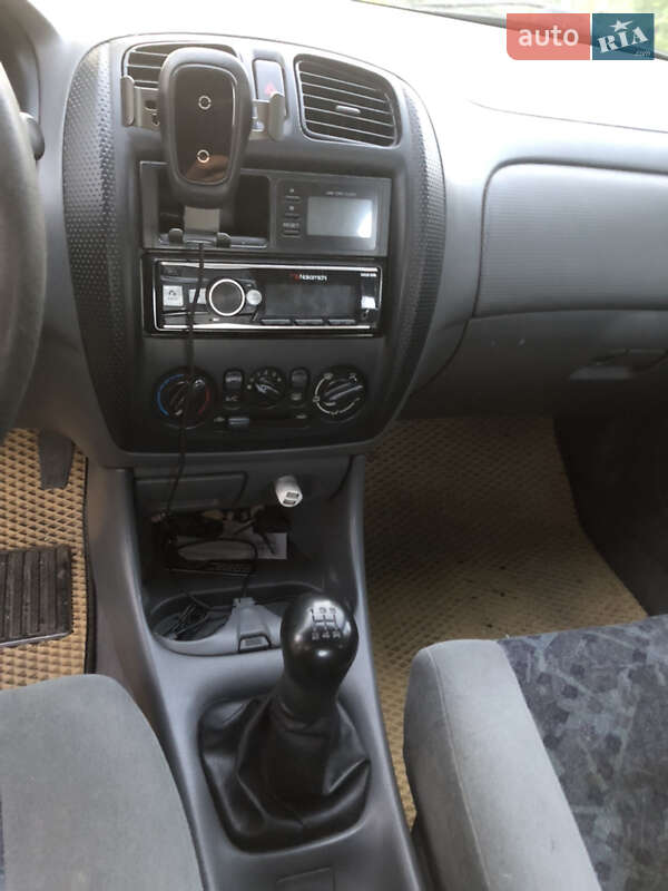 Седан Mazda 323 1998 в Днепре