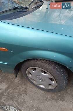 Хэтчбек Mazda 323 2002 в 