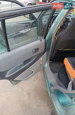 Хэтчбек Mazda 323 2002 в 