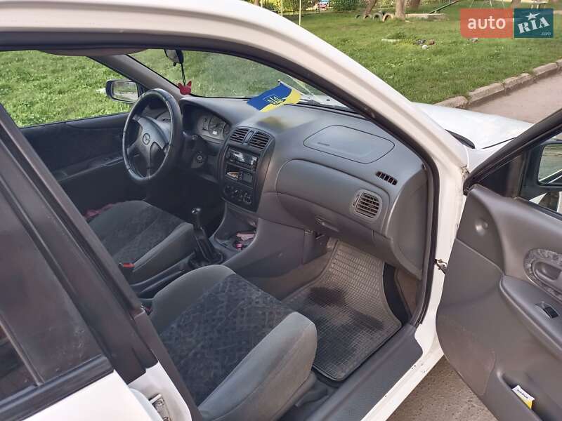 Седан Mazda 323 1999 в Белзі