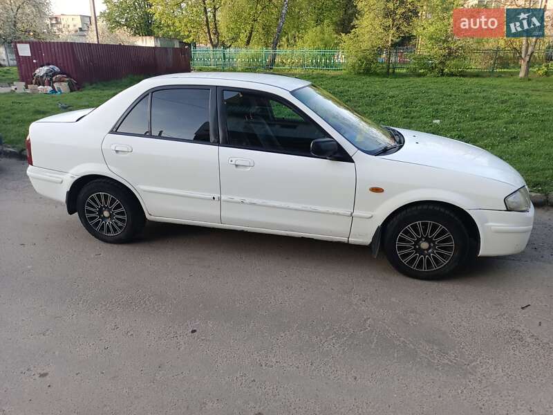 Седан Mazda 323 1999 в Белзі