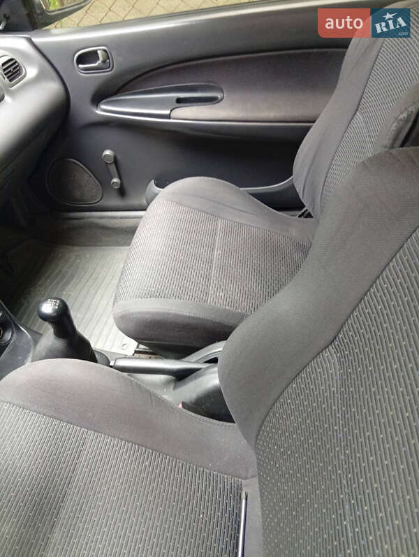Хэтчбек Mazda 323 1997 в Львове
