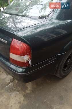 Седан Mazda 323 1998 в 