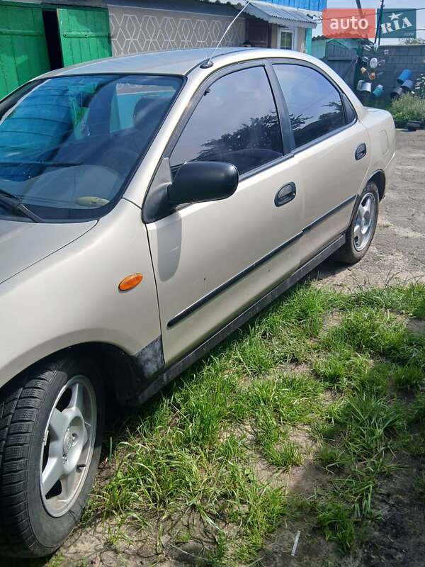 Седан Mazda 323 1995 в Кореці