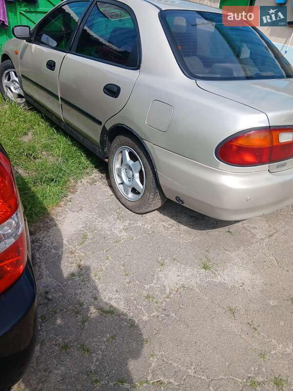 Седан Mazda 323 1995 в Кореці